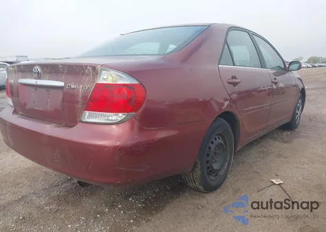 2005 Toyota Camry Le z USA, uszkodzony, nr VIN 4T1BE32K45U020290